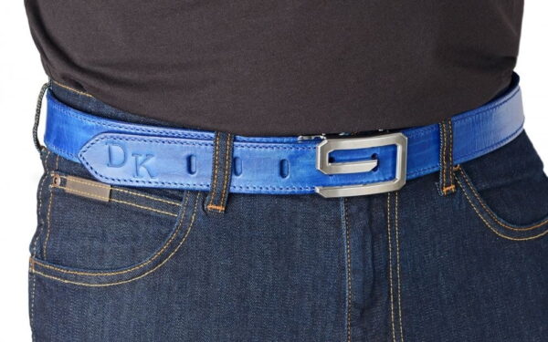 Modrý kožený opasek