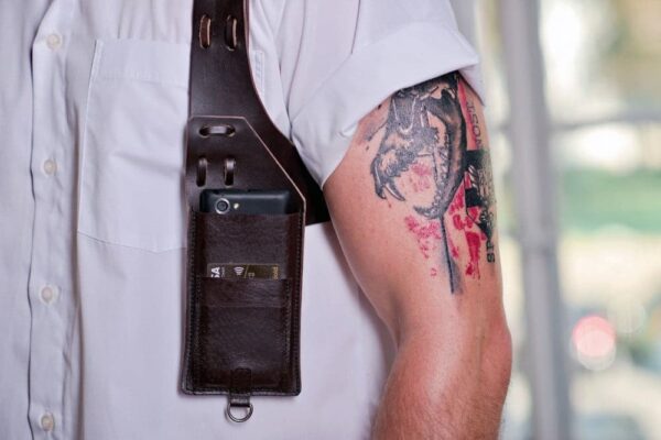 Kožené pouzdro na mobil se šlemi