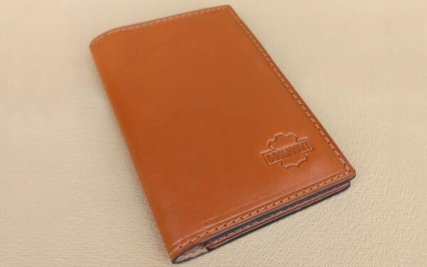 hnědý kožený vizitkovník